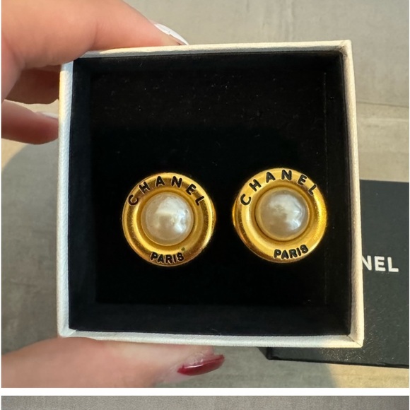 Chanel Vintage Round Pearl Clip On
$750 100% authentic! Includes Chanel box! - Picture 2 of 6